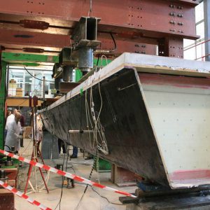 Ensayo a flexión de viga de materiales compuestos